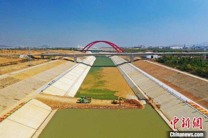 長江水自南向北，經引江濟巢段菜巢線往下游，對巢湖進行補水。　劉玉才 攝