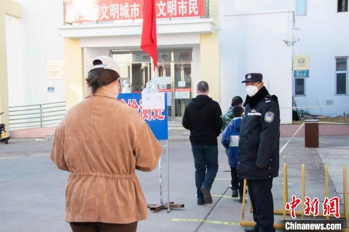 圖為王福在維持核酸檢測秩序?！∈?攝