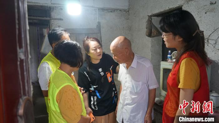 “老漂族”志愿服務隊走訪轄區(qū)高齡老人?！⒂旯﹫D