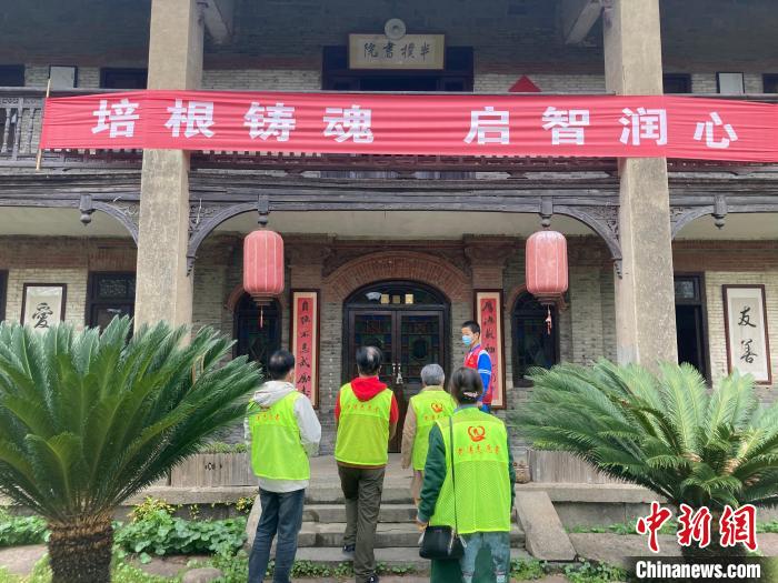 “老漂族”志愿服務隊收集各類慈孝故事現(xiàn)場?！⒂旯﹫D