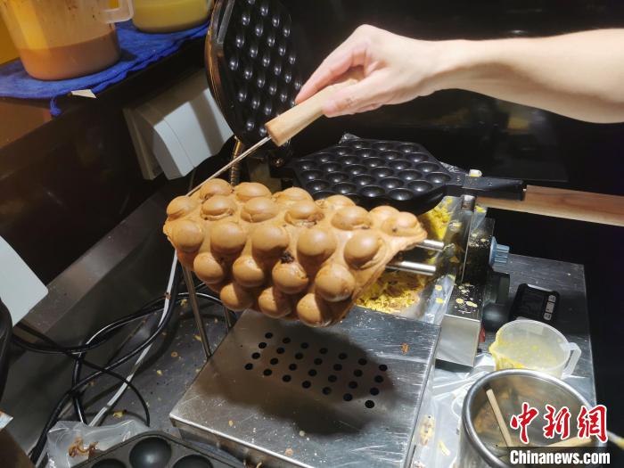店家制作港式小食雞蛋仔?！∈茉L者 供圖