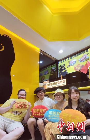 李凱榮(左2)和朋友常常在永慶坊的店內(nèi)聚會?！∈茉L者 供圖
