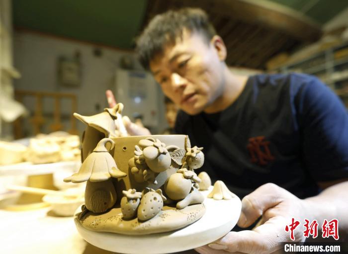 圖為張明正在制作創(chuàng)意陶藝?！￠T(mén)叢碩 攝