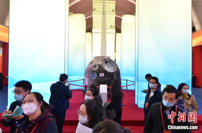 圖為中央綜合展區(qū)第一單元展區(qū)觀眾在參觀神舟十二號(hào)返回艙 <a target='_blank' href='/' >中新網(wǎng)</a>記者 李霈韻 攝。