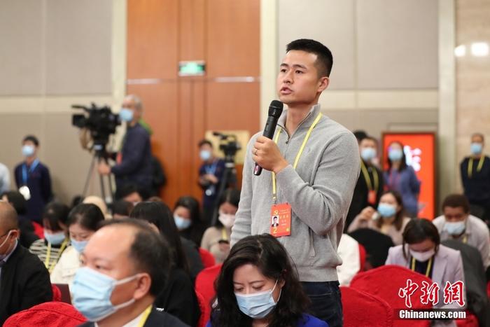 圖為<a target='_blank' href='/'>中新社</a>記者在分會場提問。 <a target='_blank' href='/'>中新社</a>記者 蔣啟明 攝