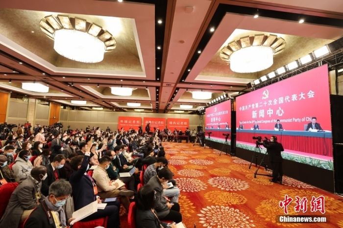 圖為記者在分會場參加記者招待會。 <a target='_blank' href='/'>中新社</a>記者 蔣啟明 攝