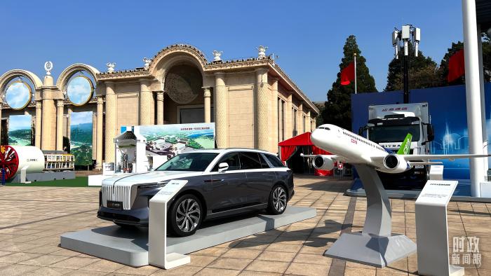 △“奮進(jìn)新時(shí)代”主題成就展展出的C919大型客機(jī)模型等。(總臺(tái)央視記者趙化拍攝)