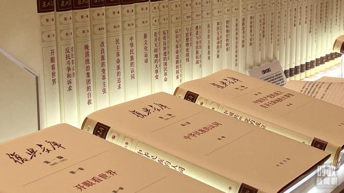 △《復(fù)興文庫(kù)》。今年9月，總書(shū)記為該文庫(kù)作序言。(總臺(tái)央視記者趙化拍攝)