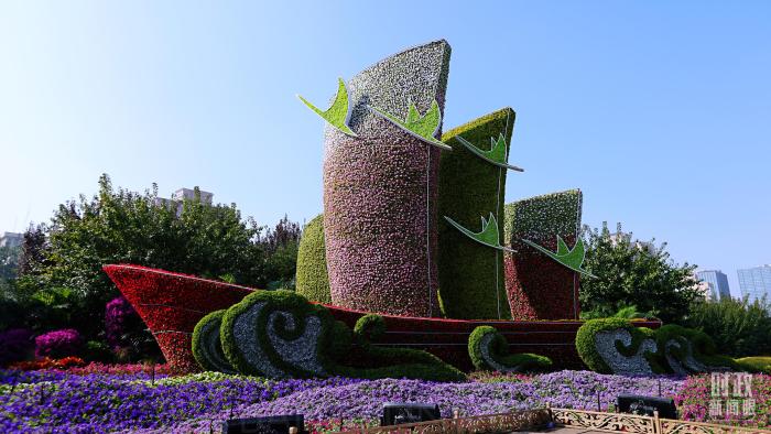 △北京長(zhǎng)安街沿線的“偉大復(fù)興”主題花壇。(總臺(tái)央視記者魏幫軍拍攝)