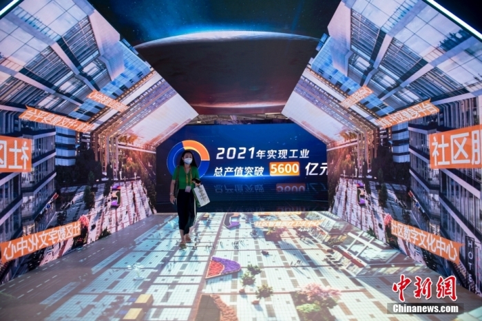 資料圖：9月2日，北京，在服貿(mào)會(huì)首鋼園展區(qū)，觀眾穿過(guò)被屏幕360度包圍的走廊。<a target='_blank' href='/' >中新網(wǎng)</a>記者 李駿 攝