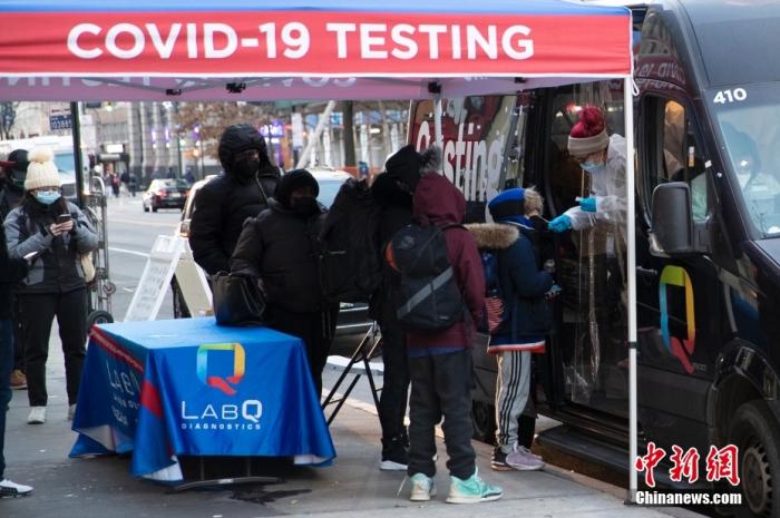 當?shù)貢r間1月4日，美國紐約曼哈頓14街一處新冠病毒檢測站為居民做檢測。<a target='_blank' href='/'>中新社</a>記者 廖攀 攝