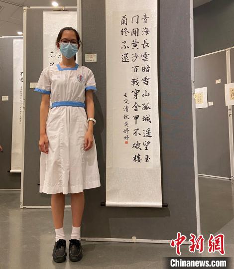 吳婷婷同學與自己的得獎作品合影?！∥喝A都 攝