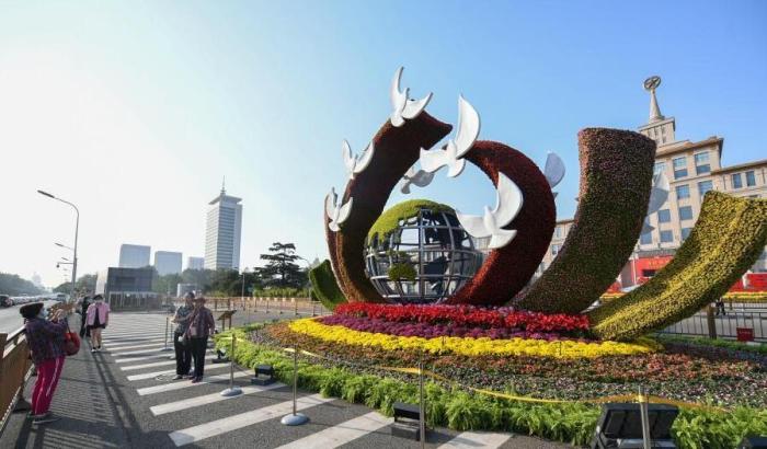 資料圖：9月26日，北京市長安街沿線國慶主題花壇亮相，吸引市民拍照“打卡”。<a target='_blank' href='/'>中新社</a>記者 趙文宇 攝