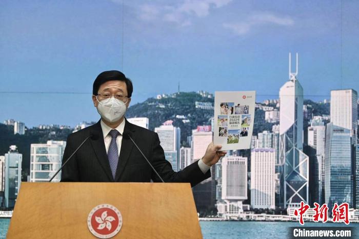 李家超向傳媒展示施政報(bào)告政策措施篇章。　李志華 　攝
