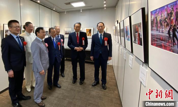 中國(guó)駐日本大使館臨時(shí)代辦楊宇、日本前首相鳩山由紀(jì)夫參觀攝影展?！≈鬓k方供圖
