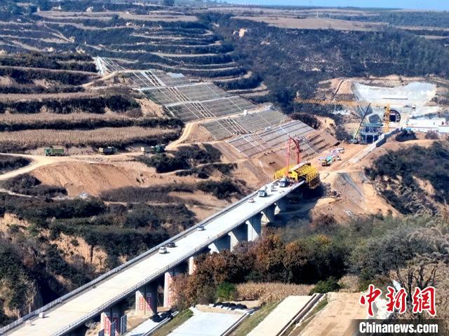 圖為航拍大橋。　王星輝 攝