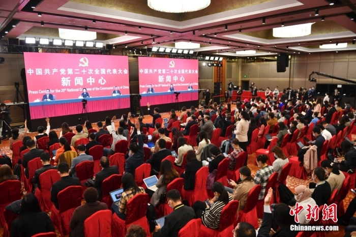 10月20日，中國共產黨第二十次全國代表大會新聞中心舉行記者招待會。中央對外聯(lián)絡部副部長沈蓓莉，外交部黨委委員、副部長馬朝旭圍繞“習近平外交思想指引中國特色大國外交開拓前行”主題與記者交流。圖為記者在分會場舉手提問。 <a target='_blank' href='/'>中新社</a>記者 田雨昊 攝