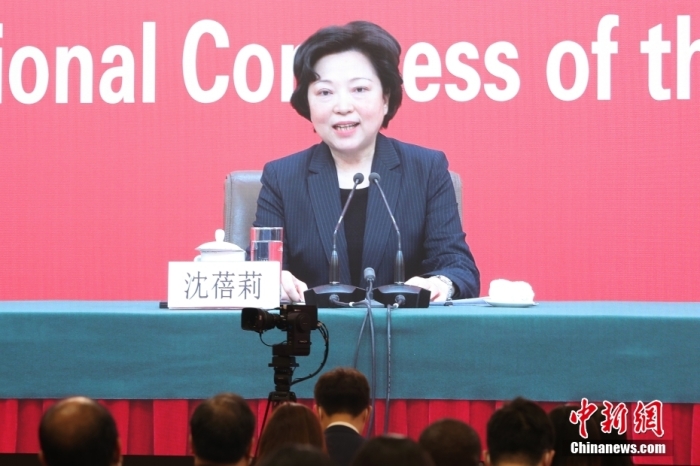 10月20日，中國(guó)共產(chǎn)黨第二十次全國(guó)代表大會(huì)新聞中心舉行記者招待會(huì)。中央對(duì)外聯(lián)絡(luò)部副部長(zhǎng)沈蓓莉，外交部黨委委員、副部長(zhǎng)馬朝旭圍繞“習(xí)近平外交思想指引中國(guó)特色大國(guó)外交開拓前行”主題與記者交流。圖為在分會(huì)場(chǎng)拍攝的沈蓓莉通過視頻回答記者提問。 <a target='_blank' href='/'>中新社</a>記者 蔣啟明 攝