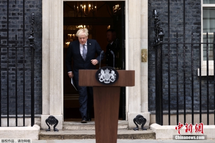 當(dāng)?shù)貢r間7月7日，英國首相約翰遜發(fā)表辭職聲明，他表示自己將留任至“新領(lǐng)導(dǎo)人就位”。約翰遜還在講話中列舉了自己在任期間的一系列成就，并稱自己“感到無比自豪”。