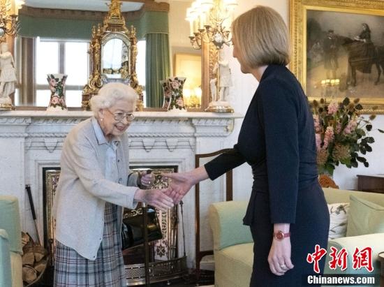 2022年9月6日，英國蘇格蘭，英國首相特拉斯覲見英國女王伊麗莎白二世。白金漢宮發(fā)言人此前表示，由于持續(xù)的“行動不便”，女王將在蘇格蘭巴爾莫勒爾度假地任命新首相。而這打破了王室多年來的先例。圖片來源：視覺中國