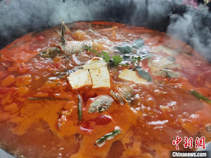 資料圖：貴州苗家酸湯魚?！≈苎嗔?攝