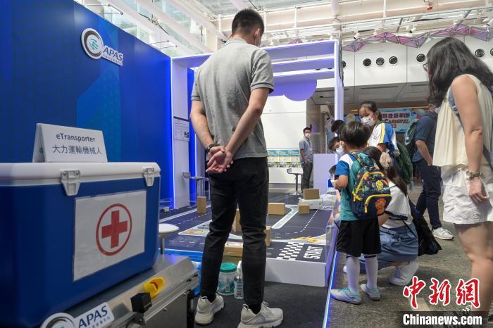 參與者試玩大力運輸機械人?！￡愑乐Z 攝