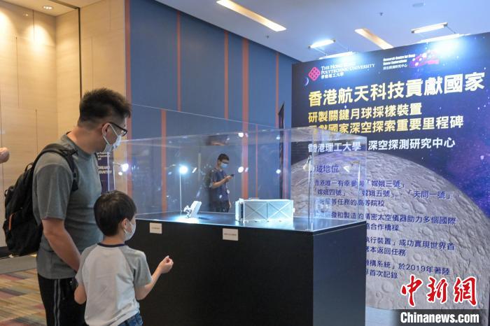 參與者觀看航天相關(guān)展品。　陳永諾 攝
