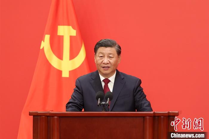 10月23日，剛剛在中國共產(chǎn)黨第二十屆中央委員會第一次全體會議上當(dāng)選的中共中央總書記習(xí)近平和中共中央政治局常委李強、趙樂際、王滬寧、蔡奇、丁薛祥、李希在北京人民大會堂同中外記者親切見面。圖為習(xí)近平發(fā)表重要講話。 <a target='_blank' href='/'>中新社</a>記者 盛佳鵬 攝