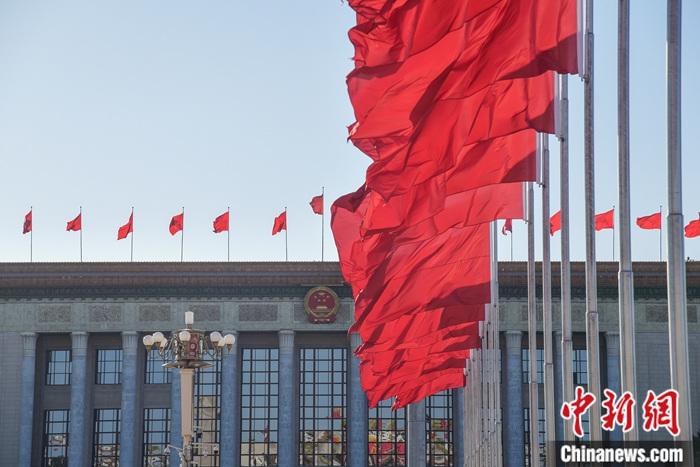 資料圖：人民大會(huì)堂前紅旗飄飄。