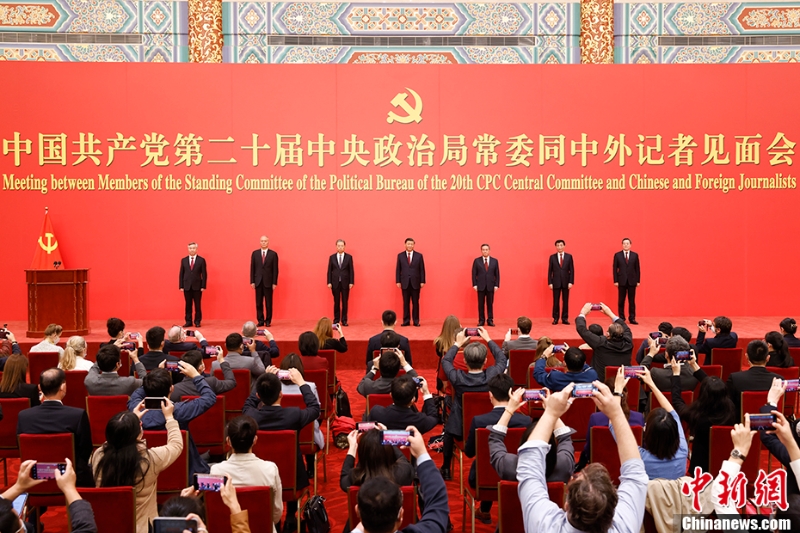 10月23日，剛剛在中國共產(chǎn)黨第二十屆中央委員會第一次全體會議上當(dāng)選的中共中央總書記習(xí)近平和中共中央政治局常委李強(qiáng)、趙樂際、王滬寧、蔡奇、丁薛祥、李希在北京人民大會堂同中外記者親切見面。 <a target='_blank' href='/'>中新社</a>記者 盛佳鵬 攝