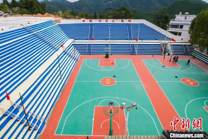 圖為臺盤村改擴建后的“村BA”球場?！√普?攝