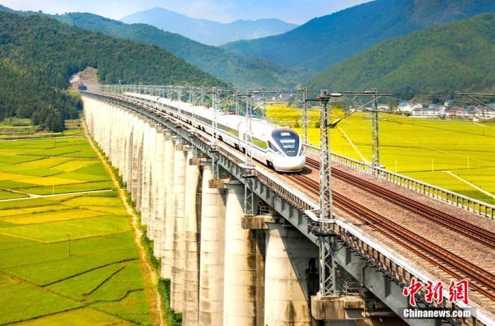 資料圖為動車組列車行駛在向蒲鐵路上。 <a target='_blank' href='/'>中新社</a>記者 王東明 攝