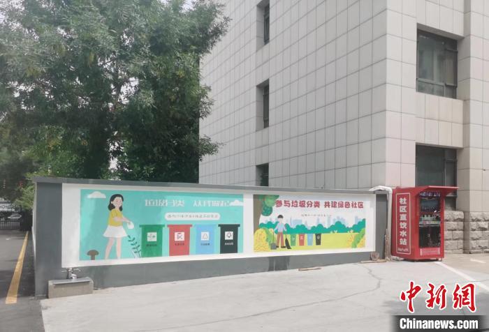 紫東公路小區(qū)，昔日私搭亂建、環(huán)境衛(wèi)生臟亂差的現(xiàn)象已不見蹤影，老舊小區(qū)著“新裝”?！黔?攝