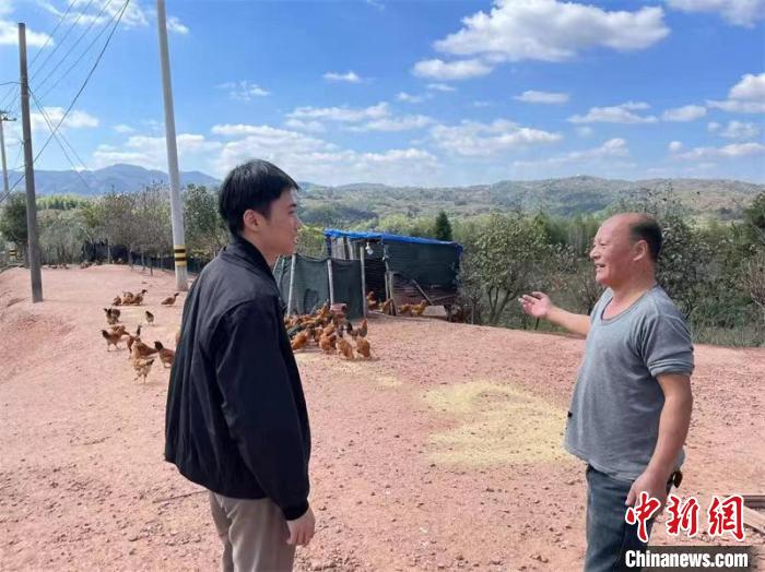 養(yǎng)殖戶沈海江享受到了“快遞進村”紅利?！∮嘬幑﹫D