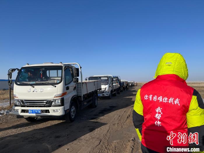圖為牧民們正排隊等著拉煤?！氁舳继m 攝