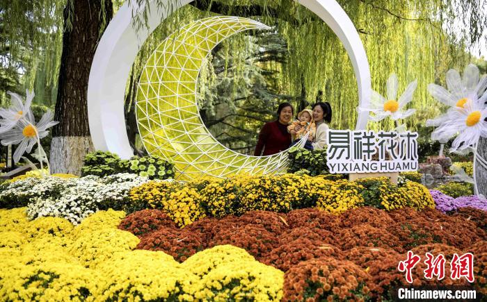 10月25日，第43屆趵突泉金秋菊展在濟南天下第一泉風景區(qū)開幕。　張勇 攝