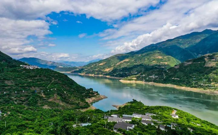 長江巫山段曲尺鄉(xiāng)一帶風(fēng)景如畫。（圖源：央視新聞）