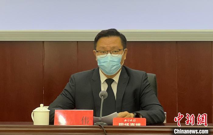 圖為西寧市衛(wèi)健委主任郭偉在新聞發(fā)布會上通報該市核酸檢測、醫(yī)療救治等情況?！±罱瓕?攝