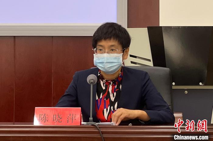 圖為西寧市商務(wù)局局長陳曉萍在新聞發(fā)布會上介紹西寧市基本生活必需品保障情況?！±罱瓕?攝