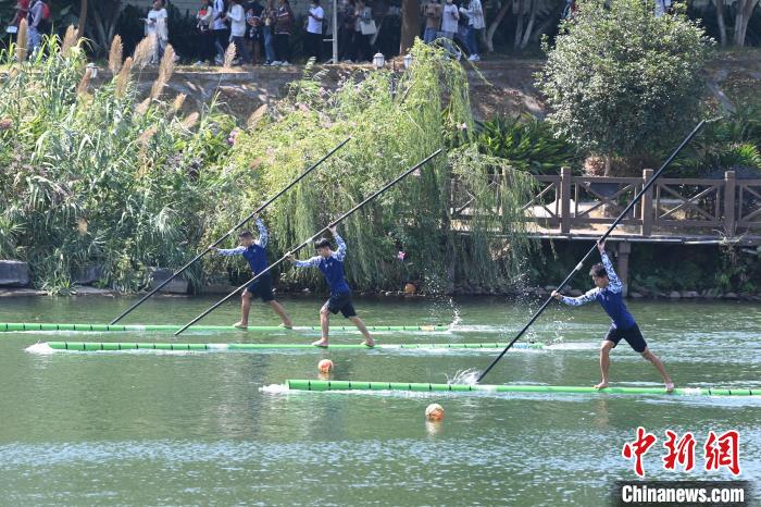 廣西河池學院學生進行獨竹漂技能練習。　王以照 攝