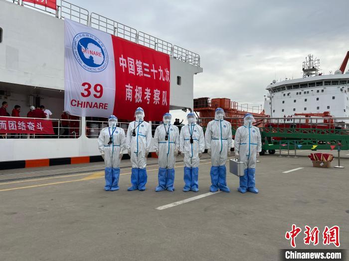 邊檢機關將查驗窗口設在碼頭船邊。