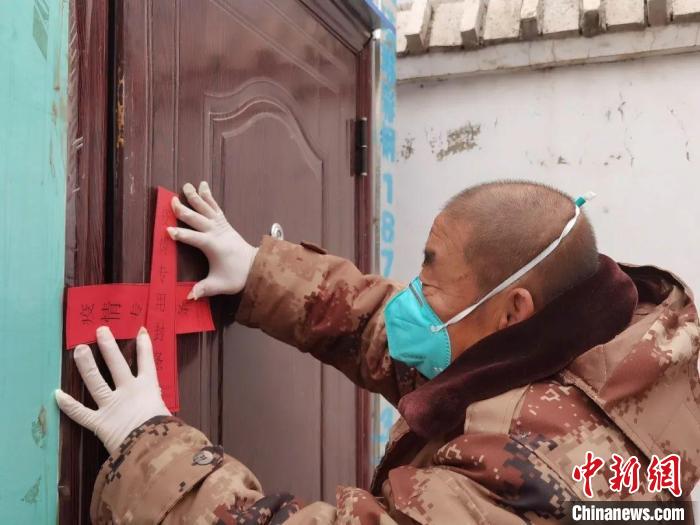 圖為呼和浩特團結(jié)小區(qū)網(wǎng)格員李吉慶在工作中。　呼和浩特迎新中路社區(qū)供圖