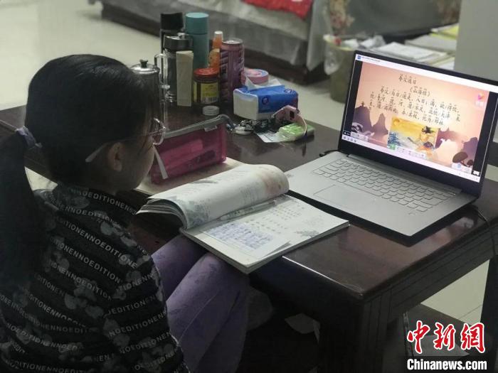 圖為李志文家的孩子在電廠會議室上網(wǎng)課。　華能北方公司呼和浩特?zé)犭姀S供圖
