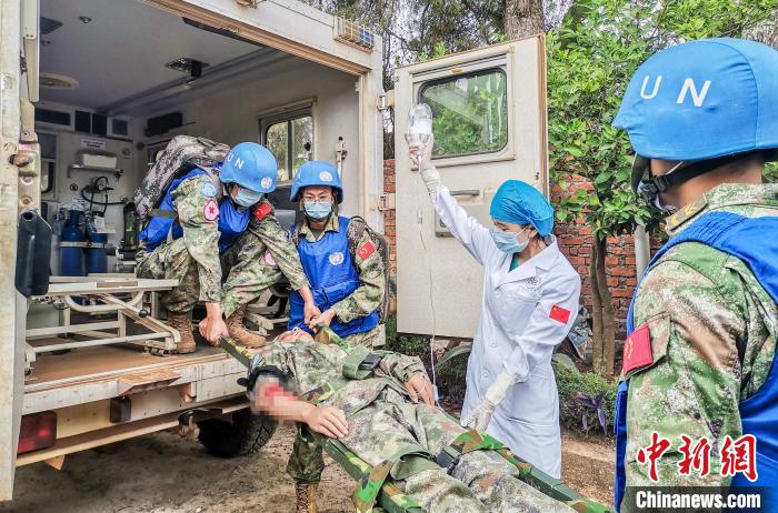 圖為在傷員救治演練中，醫(yī)療分隊正在接收傷員?！「呱?攝