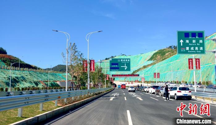 海滄疏港通道通車現(xiàn)場?！罘?攝