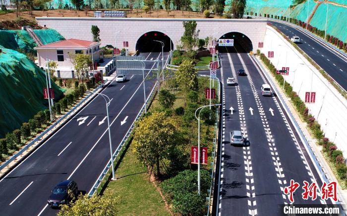 海滄疏港通道通車現(xiàn)場。　張昂然 　攝