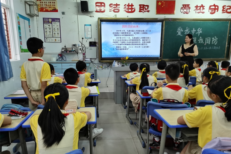 學(xué)校通過(guò)主題班會(huì)激發(fā)學(xué)生愛(ài)國(guó)擁軍熱情。莆田市實(shí)驗(yàn)小學(xué)供圖