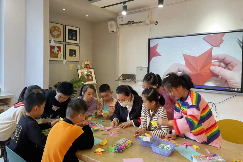 “軍娃”們一起上手工課。莆田市實(shí)驗(yàn)小學(xué)供圖