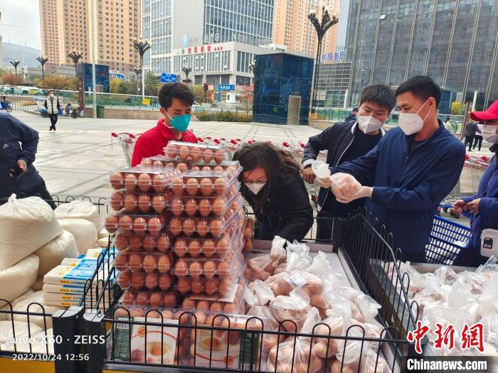 圖為青海省市場監(jiān)管局“暗訪”西寧市某露天超市。　青海省市場監(jiān)督管理局供圖