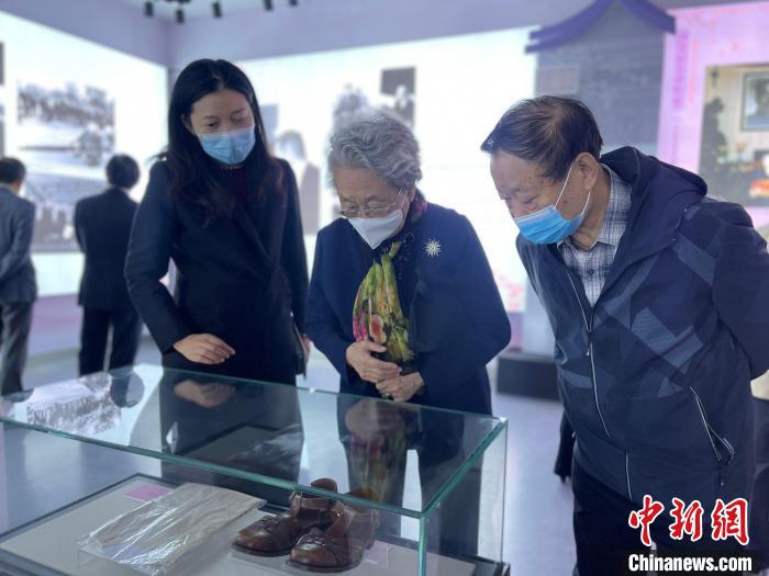 周恩來(lái)侄女、中國(guó)新聞社原副社長(zhǎng)、北京大鸞翔宇慈善基金會(huì)創(chuàng)始會(huì)長(zhǎng)周秉德等人參觀展覽。　徐珊珊 　攝